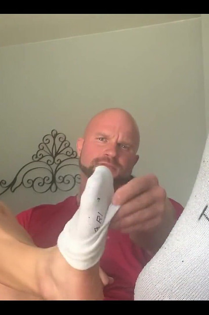 Malo je čudno dok mi skidaš cipele