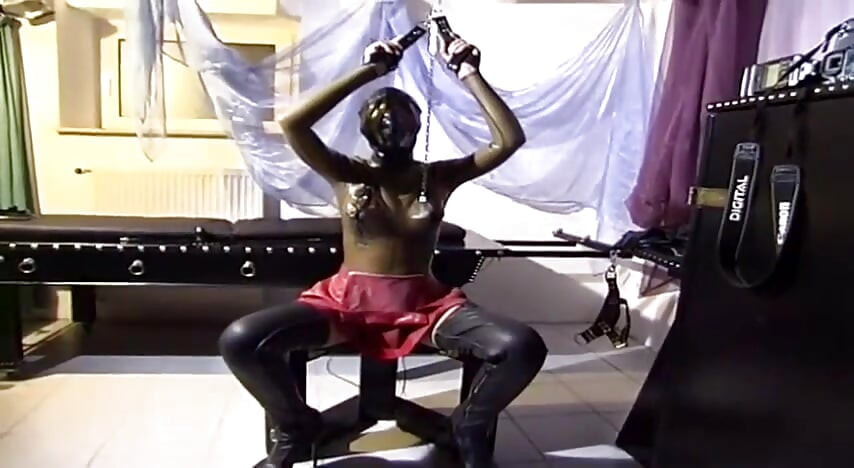 आज्ञाकारी लेटेक्स पत्नी को सिर्फ अपने मालिक के कुछ अश्लील शो में भाग लेना पसंद है