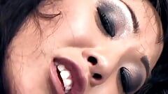 Une Asiatique sexy avec de petits seins se fait enculer par un étalon musclé