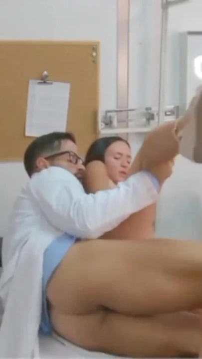 Врачиха специально возбудила пациента чтобы он её жёстко оттрахал Врачиха специально возбудила пациента чтобы он её жёстко оттрахал
