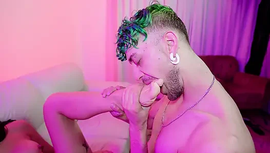 Маленькая подруга моей сводной сестры появилась в моей комнате, предлагая себя. и я отдупил ее