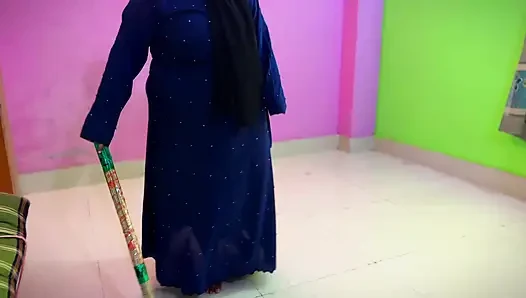 Üvey annemi külotsuz odamı süpürürken sadece tesettürlü ve abaya sikiyorum ve beni seks zekası için baştan çıkarmaya çalışıyor