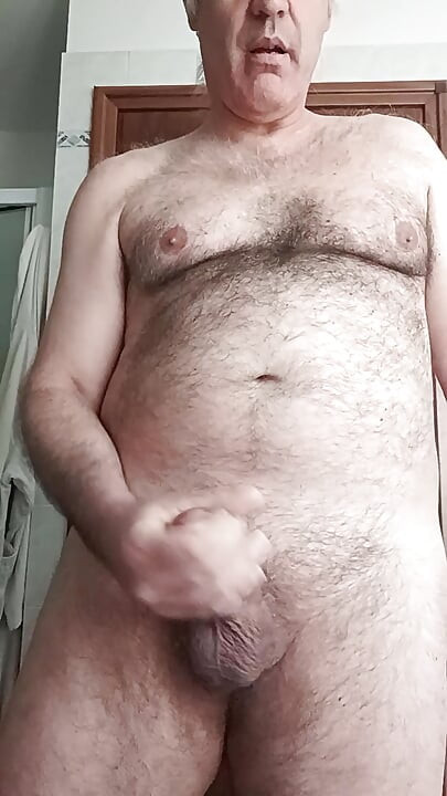 我一边观看色情视频一边享受单人打手枪