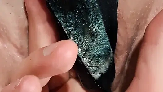 Klitorisiyle oynuyor