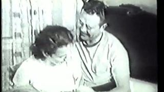Une brune pulpeuse se fait baiser la chatte dans une vidéo hardcore vintage
