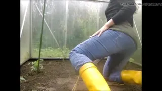 amateuer wife peeing while gardening