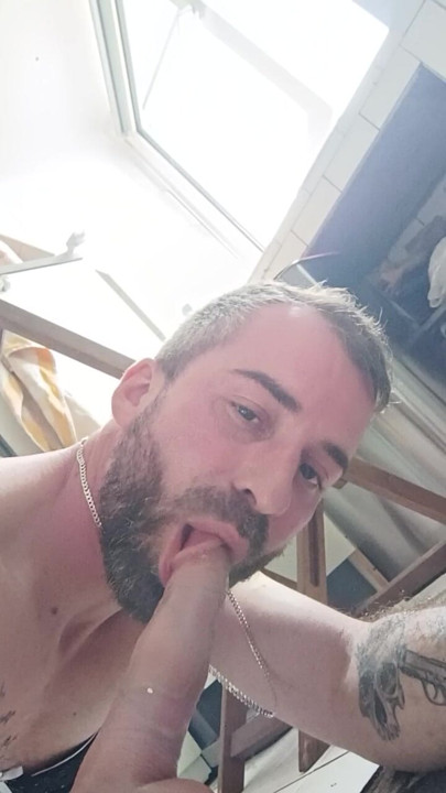 Eu sug o jucărie travestită cu pulă mare