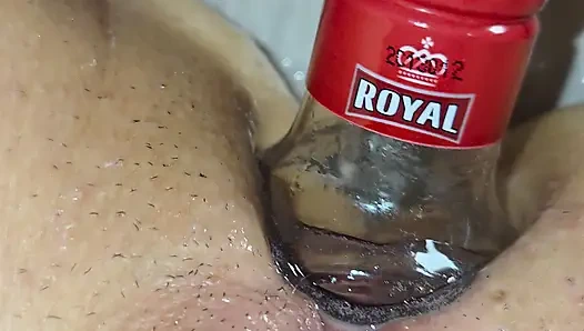 Extremes Anales Einführen Mit Einer Flasche in Nahaufnahme