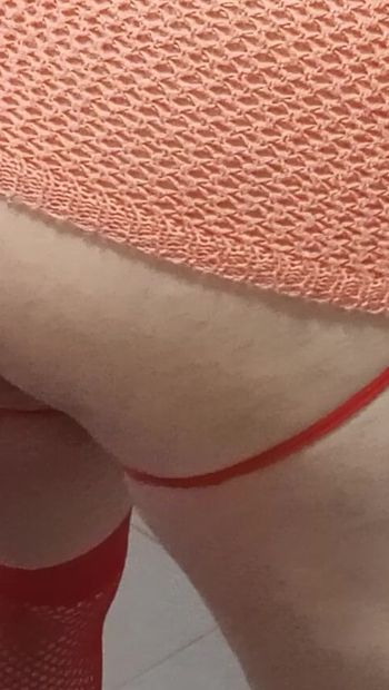 Ma jupe rose permet à mon cul d’obtenir cette belle bite.