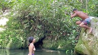 Me follo a una chica latina desconocida mientras toma una buena inmersión en el lago