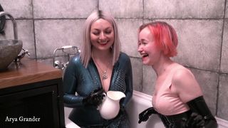 Video positivo de látex de dominación femenina, lesbianas en el baño con comida