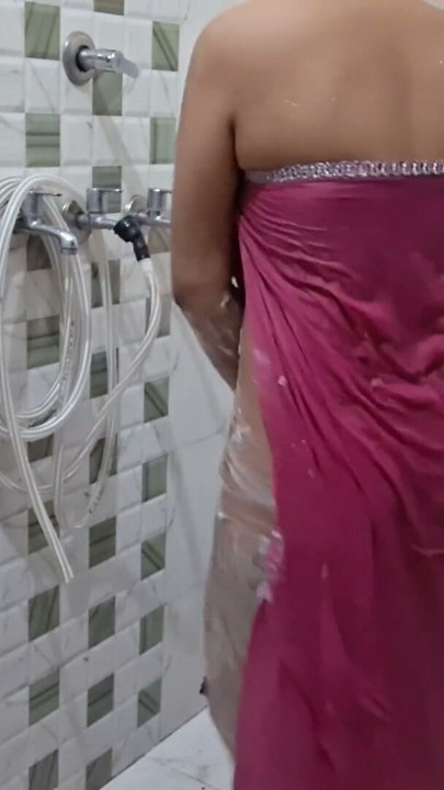 Sister-in-law's full sexy hot video of bathing naked. | Clip 1