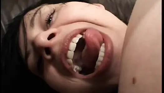 Esmer kaltak götünü ve amını parmaklatıyor ve oyuncaklarla sikiliyor