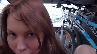 Een mooie brunette tiener uit Duitsland krijgt haar kutje geneukt in de auto