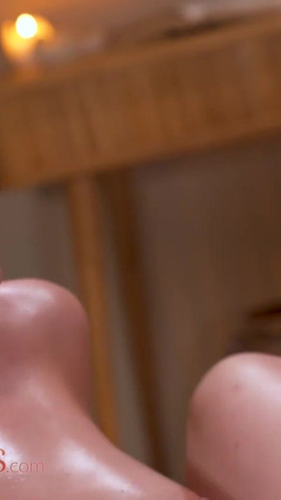 Latina s velikim sisama daje lezbijsku masažu uljem - Sobe za masažu | Isječak 2