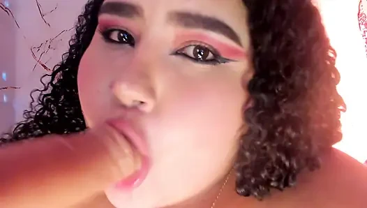 Doyumsuz iri güzel kadın: xxl dildo ile derin gırtlak ve büyük memeler.