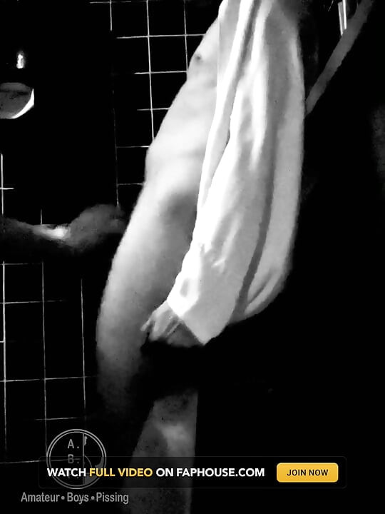 Amateur Quick Public Toilets Encounter - Guy Sucks Boy