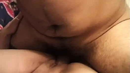 Gözleri bağlı orta yaşlı seksi kadın yoğun parmaklama ve yüze oturmadan sırılsıklam