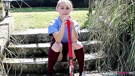 Chloe lagi asik ngocok kontol dengan tongkat hoki