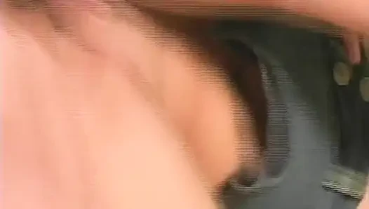 Azgın sarışın hatun amatör seansta emiyor ve sert sikişiyor