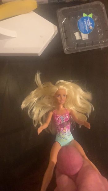 Masturbándose sobre Barbie con corrida