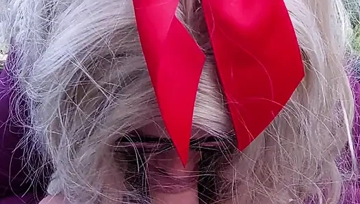 Pelacur rambut pirang nyepong kontol ayah