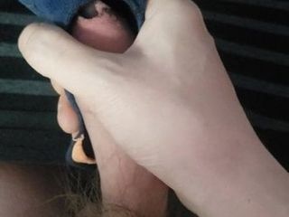Masturbarse y correrse usando los calcetines de mi hermana vol.2