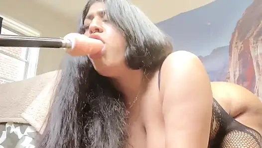 Ateşli azgın seksi Hintli bebek yapay penisle sikişiyor fışkırtıyor