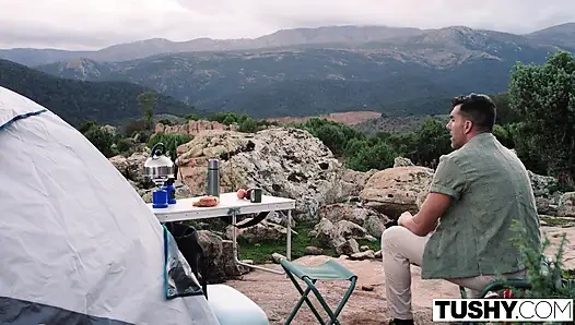 Tushy feisty kızıl saçlı Audrey Reid tutkulu açık havada anal macerada erkeğini test ediyor