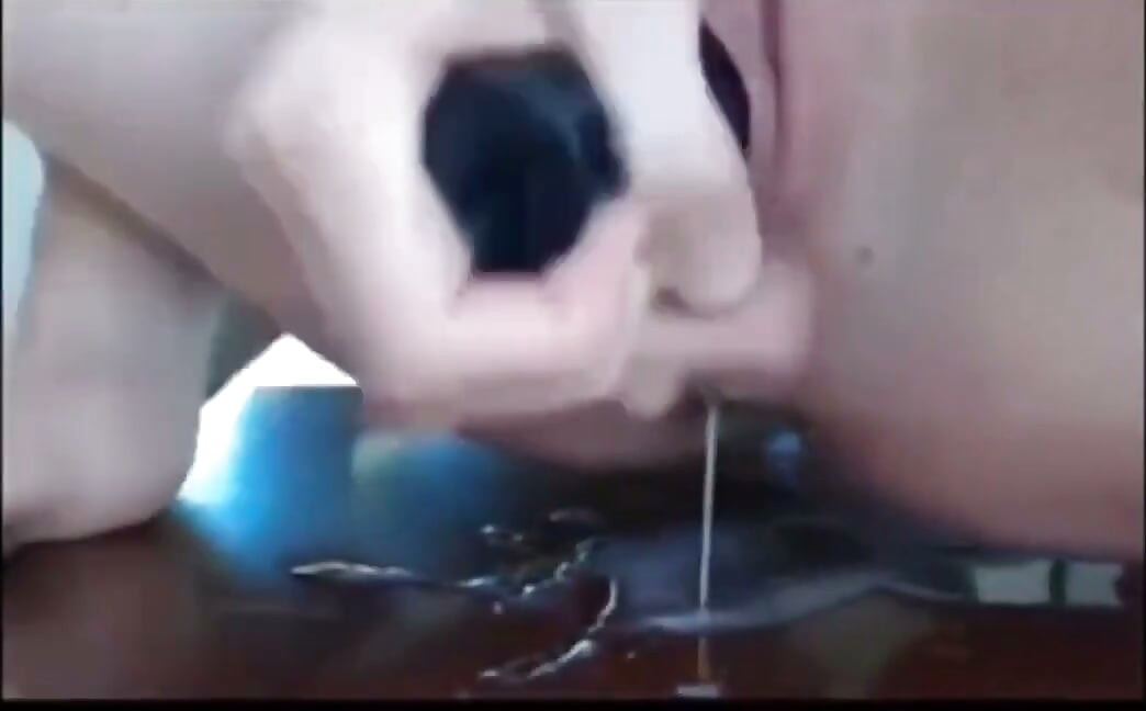 Curvă excitată ejaculează pe podea