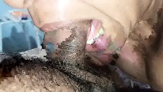 Crown, tanımadığı adamın tüm boşalmasını yutar.