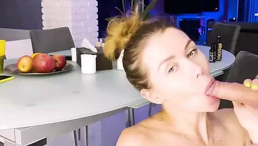 Ngentot memeknya habis-habisan di atas meja dengan gaun barunya