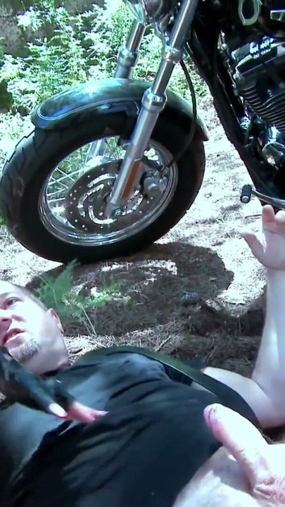 Harley Davidson y un culo salvaje es lo que hace que la sublime española Jenny se corra fuerte | Clip 3