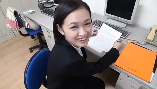 Seorang pria paruh baya dan seorang wanita kampus berburu pekerjaan.