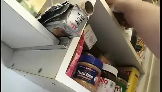 Süßes mädchen wird gebeten, ihren körper zu zeigen und sie folgt