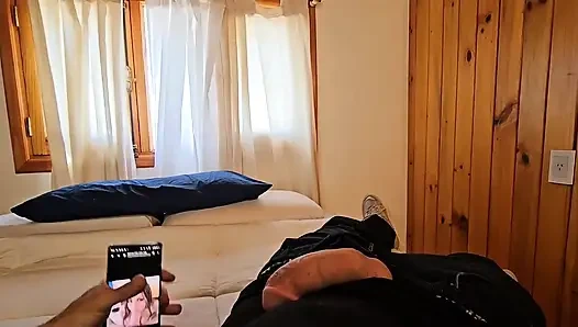 Ich bat eine blondine mit dickem arsch um ein nacktfoto in einer App