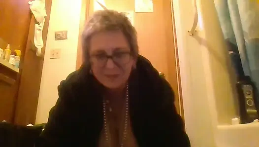 Раздевание, йога, засвет киски