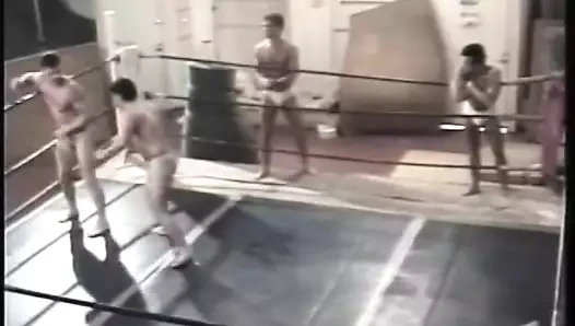 Seksi erkekler dar iç çamaşırlarıyla güreşiyor