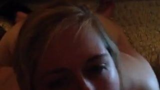 Emily принимает камшот на лицо в любительском видео