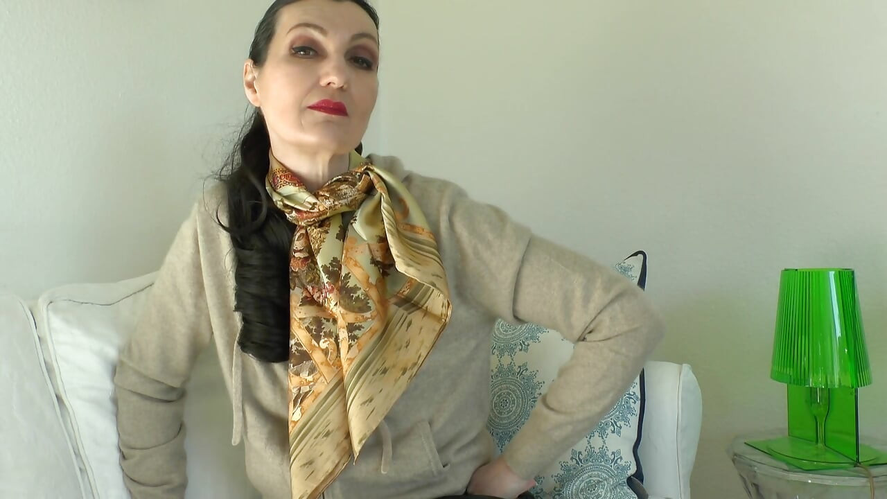 シルクのスカーフを身につけて、私の前で自慰をしてください、レディ・ヴィクトリア・ヴァレンテ