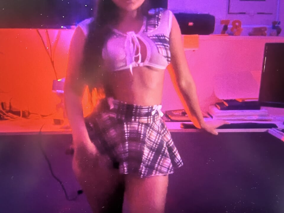 Rođakinja mi je pokazala svoju novu odjeću, nisam mogao podnijeti napaljenost i pojebao sam je