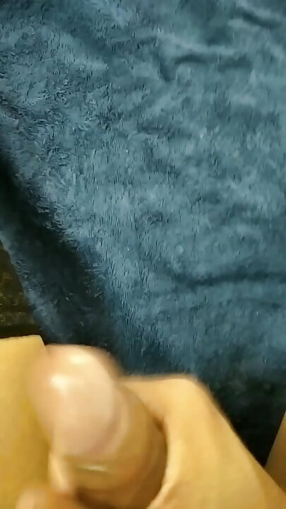 Latina shemale trekt zichzelf klaarkomen in het gezicht en sperma eten