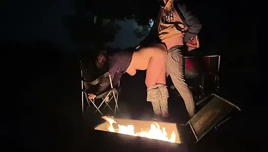 Ehefrau erwischt beim masturbieren auf der öffentlichen toilette, dann am lagerfeuer gefickt