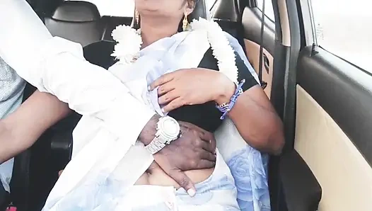 Hintli kadın arabada seks yapıyor Güzel sari ev hanımı üvey oğluyla sikişmeye çalışıyor car drive.telugu edepsiz konuşmalar.