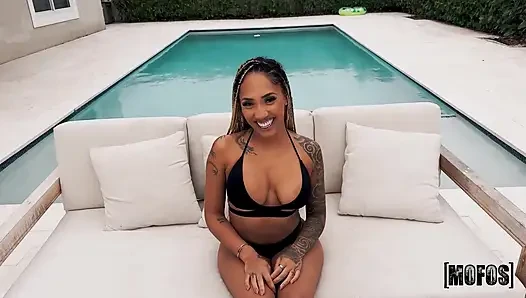 Mofos - Kona Jade liebt es, zu squirten