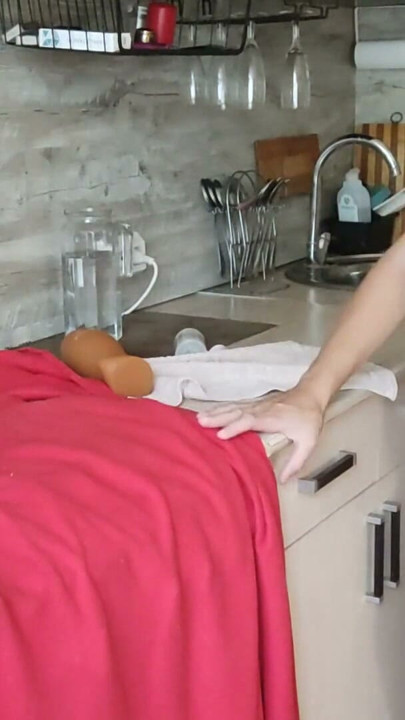 9 aylık hamile kadın dildoyla oynuyor, yarak emiyor ve ateşli bir dölleniyor | Klip 2