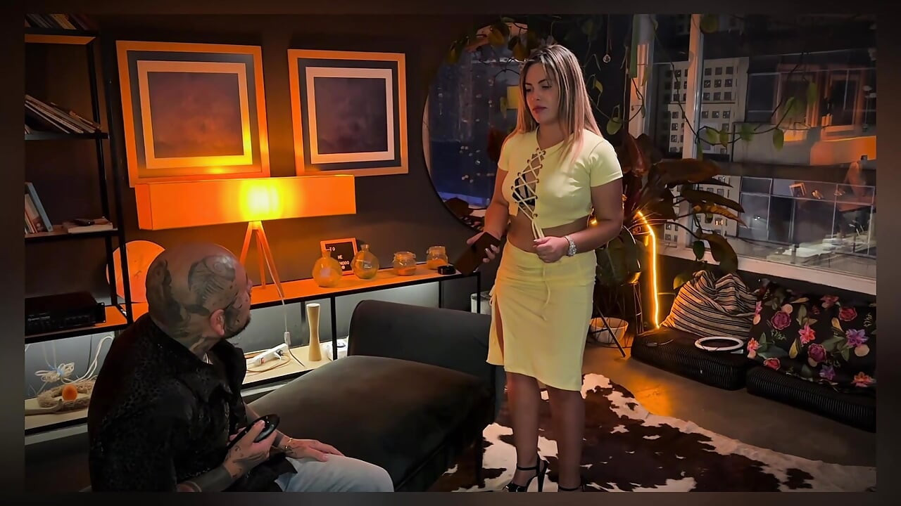 Me follo a sexy y mojigata psicóloga en su consultorio en plena sesión