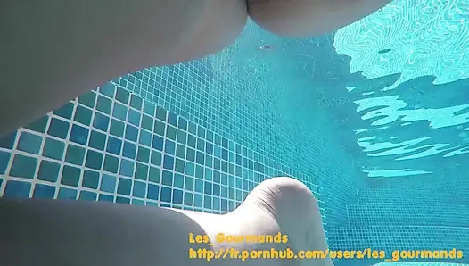 Трахаться в бассейне в Греции с дилдо Rambone и большим кончанием