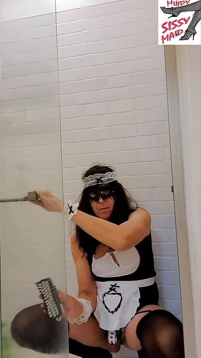 SissyMindy "خدمة خادمة مخنثة حقيقية" تنظف أبواب الدش