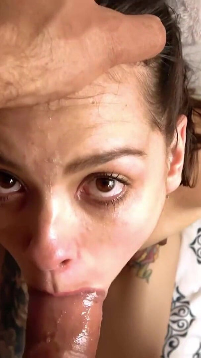 Amatør 18yo Lille Latina Tøs Savlende Blowjob & AnsigtKneppet Hårdt Mod Væggen | Klip 1